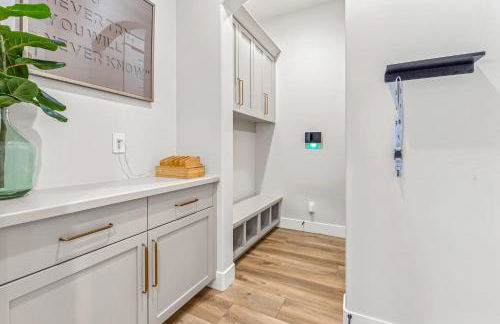 Modern 5BR Retreat with Hot Tub Cold Plunge & Park - Foto 7