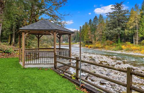 Riverfront Retreat Hot Tub Sauna Yard Gazebo and VIEWS - Foto 16