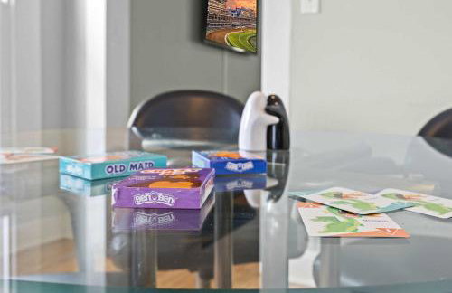 Cozy Downtown Stay w Private Backyard & Parking - Foto 17