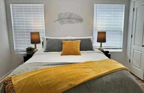 Bright Spacious Renovated Home Master on Main - Foto 8