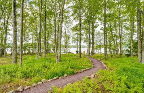 Lakefront Poconos Family Home with Pool Access - Foto 29