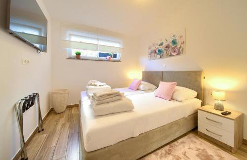 VILLA SOLIS LACUS modernes Apartment - privater beheizbarer Pool- Klimaanlage - private Parkplätze - Foto 15