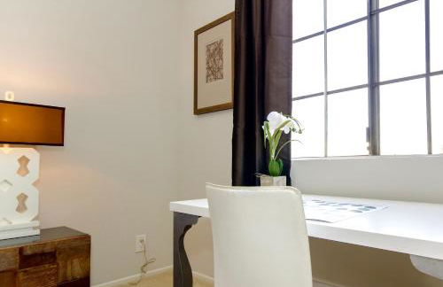 Designer Penthouse 2 Bedroom with Balcony Beverly Hills Adjacent - Foto 91