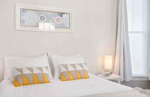 Jennifer's Chic Downtown City Views Private Deck - Foto 16