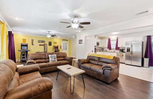 LSU Slammer Arcade 4 5 mile to LSU Private Yard - Foto 9