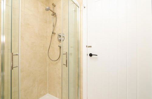 2 Bedroom Flat - Free Parking - by Holiday Homes - Foto 19