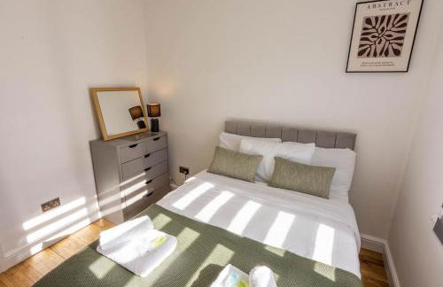 Paisley with Parking & Balcony - Pass the Keys - Foto 33