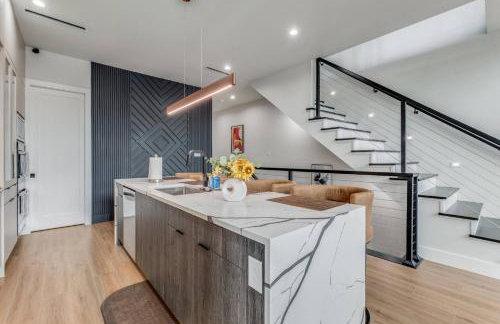 Luxury Newly Built 4 BR 4 Bath Home w/ Rooftop and Grill! - Foto 9