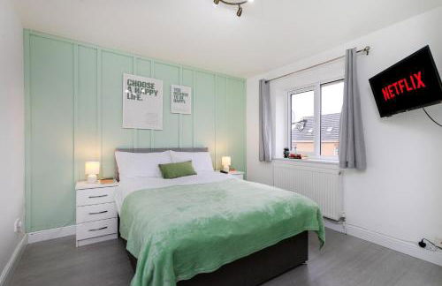 Large 4 Bed House - Long Stays Welcome - Smart TVs in Each Bedroom - Parking - Wifi - Foto 13