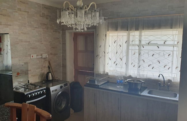 Secure Solar Powered two Bedroomed Haven - Photo 6