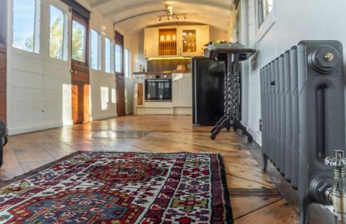 The Railway Carriage - Photo 10