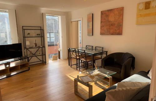 Central, modern and peaceful, lovely Cathedral views, two-bed apartment with 40" smart TV & free onsite parking - Foto 4