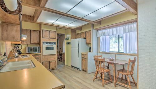 Hatch Retreat with Deck, Grill and Creek Access! - Photo 4