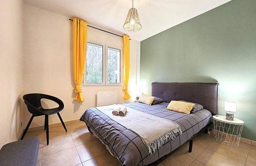 Le Parc Jean Édouard - Spa avec jacuzzi privé - Superbe villa 4 chambres - 9 couchages - 6 lits - Poêle - Parking - Climatisation réversible- Terrasse ombragée et grand jardin - Foto 7