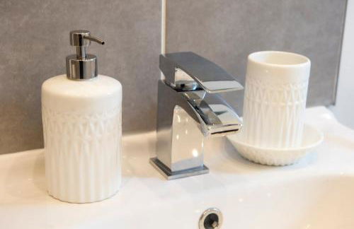 Two Bed Stylish Apartment in Heart of West End - Foto 20