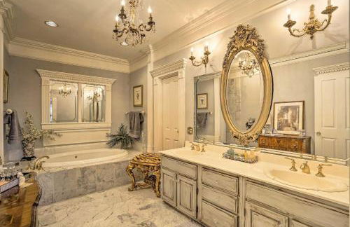 Historic Cedar Hill Mansion on Large Farm with Pool! - Foto 16