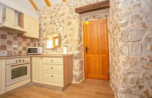 Heritage House Vrime - stone house with heated pool - Photo 38