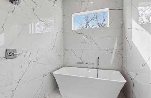 Modern 3BR with Game Room, Near Market Center DART, Med District & Uptown - Foto 5