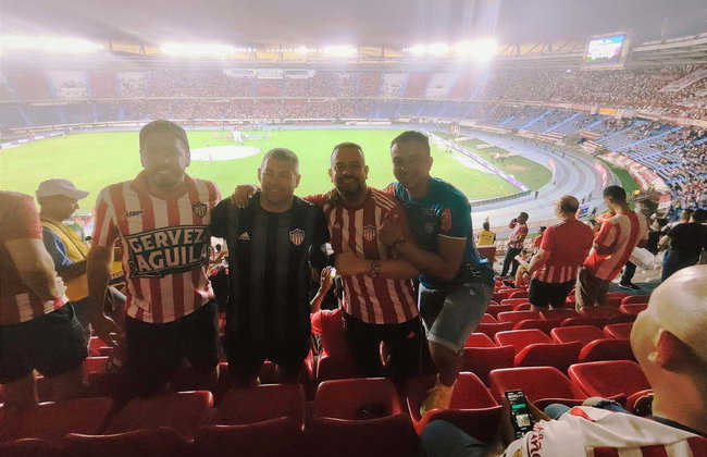 Match de football à Barranquilla avec des supporters locaux - Photo 6