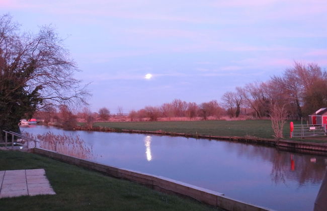 Riverside 2-bed Cottage, Sleeps 3 With Parking - Foto 9