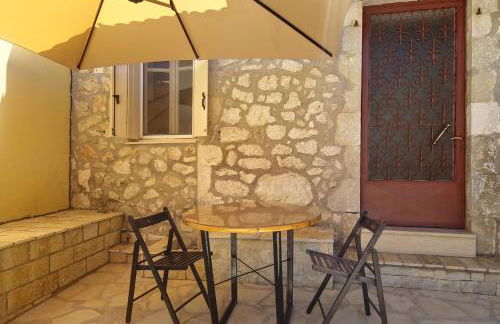 Alekos Cozy Stone 2BR Home Karya Center - Photo 18