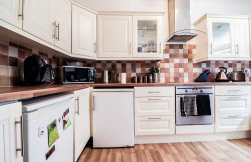 Spacious 4-Bed Home, Perfect Stay with Free WiFi - Foto 48