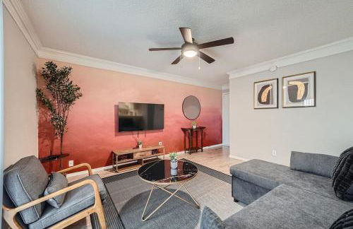 Your Chill 2B Getaway - 10min to DTWN - W/D, Pool, Prkg - Foto 1