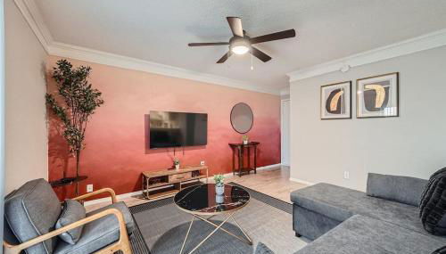 Your Chill 2B Getaway - 10min to DTWN - W/D, Pool, Prkg - Foto 1