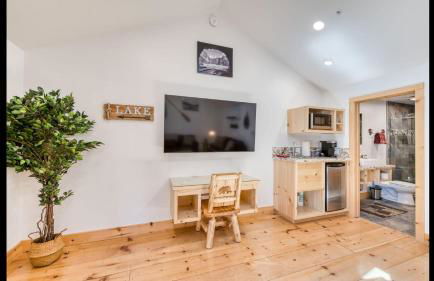 #2 Cottage Like Suite With Private Hot Tub - Photo 8