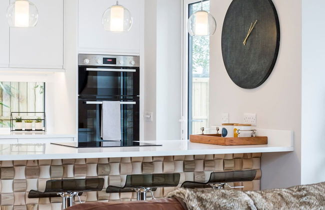 Stylish new Home With Parking - King Beds Garden - Foto 3