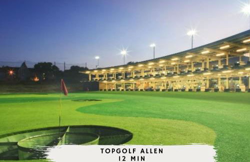 Glamorous Mansion w Private Pool and Cinema Room - Photo 62