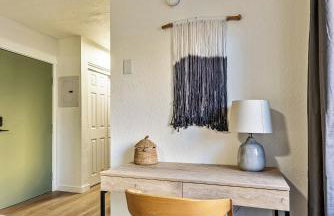 Cozy stay for 2, 5 Min Drive to Base, Full Kitchen, Shared Hot Tub & Pool, Restaurants Nearby! - Photo 2