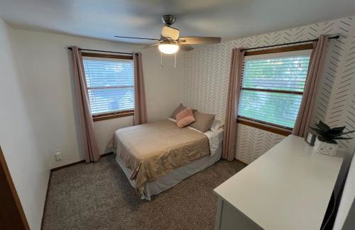 Curly's Quarters (4 Bedroom Home) w/ Lambeau view - Foto 18