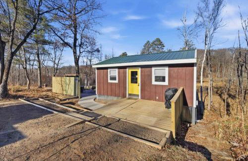 NEW! BEAR Necessities tiny home, outdoor theater! - Foto 2