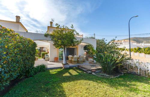 Bright villa with salt water pool - Photo 26