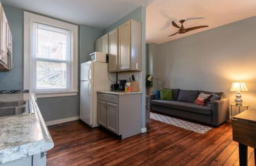 Cozy Apt in Walkable Area Downtown with Parking - Foto 6