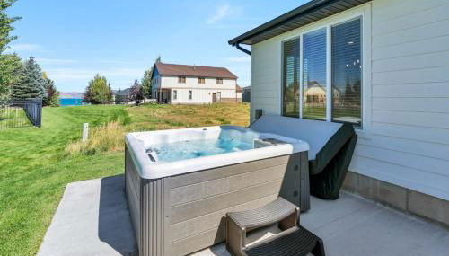 Dream Bear Lake Getaway w/ Hot Tub & Yard - Foto 4