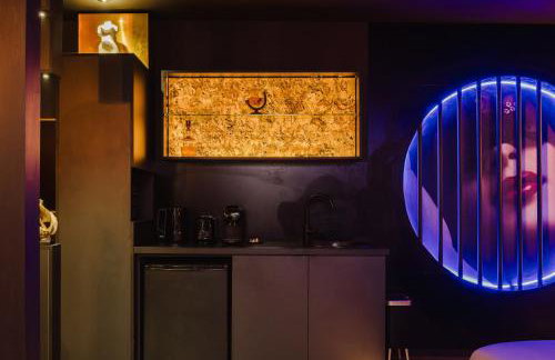 Love Room Les Private Places - Lit King Size et Jacuzzi Privé - Photo 7