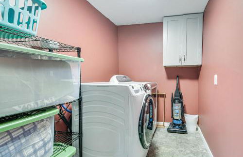 Great for Groups! Spacious Wilton Getaway with Deck - Foto 26