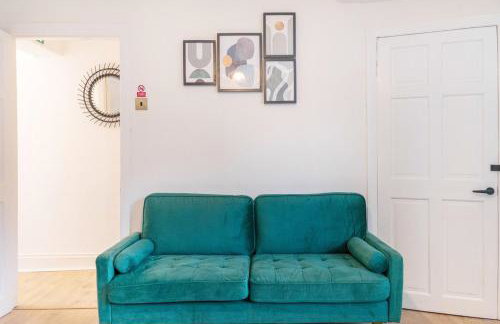 4BR House By Astra Residences Short Lets & Serviced Accommodation Stanley With Free Parking & Instant Booking - Foto 10