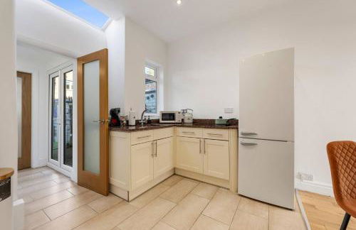 Metrolink Steps Away • Fast City & Airport Links - Foto 36