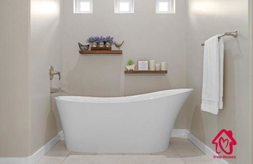 Fireside Oasis Retreat - An Irvie Home - Foto 38