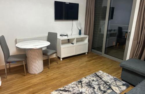 Central 1-Bed Apt for 4 Near Transport & Shops - Foto 8