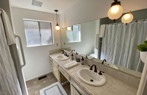 Hollinshead Haven Home with BBQ & Free Wifi - 30 days min home - Photo 5