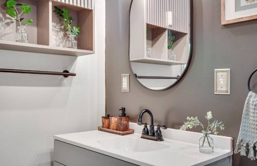 NEW! Shenandoah family & dog friendly cabin - 5 min walk river with private river access, BBQ, playground, fire pit - Foto 79