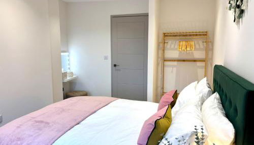 Poole Quay Seaside Escape-free parking 3 mins away - Foto 3, wardrobe