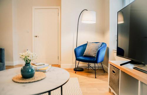 Stylish 2 Bed City Centre Apartment with Parking - Photo 10