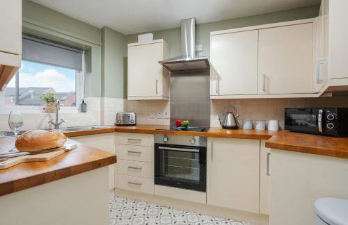 Cozy Waterfront Apartment - Free Parking & Wi-Fi - Photo 4