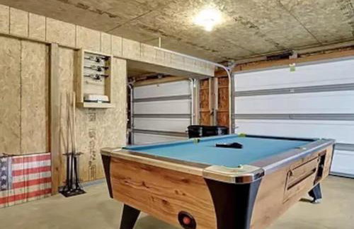 Rustic Barn Retreat w Hot Tub Game Room & FirePit - Foto 5