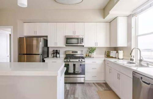 Stunning Water View 2BR · Jacuzzi & Rooftop Lounge - Foto 5